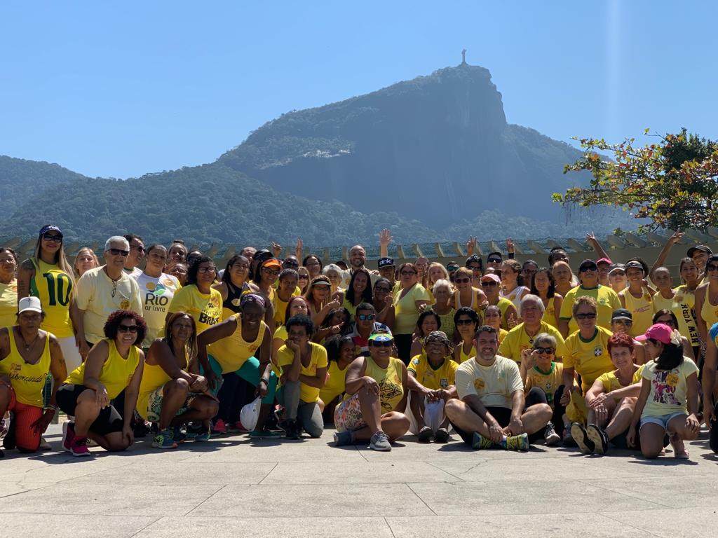 Equipe de voluntários coordenada pela Secretaria Municipal de Envelhecimento Saudável, Qualidade de Vida e Eventos em apoio ao Setembro Amarelo, de prevenção ao suicídio. Foto: divulgação