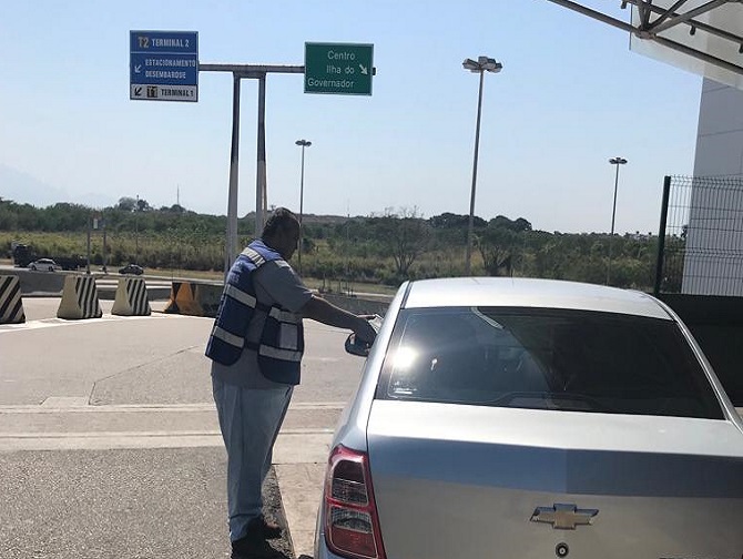 Agente da SMTR fiscaliza carro de aplicativo para ver se está de acordo com código disciplinar da categoria. Foto: divulgação