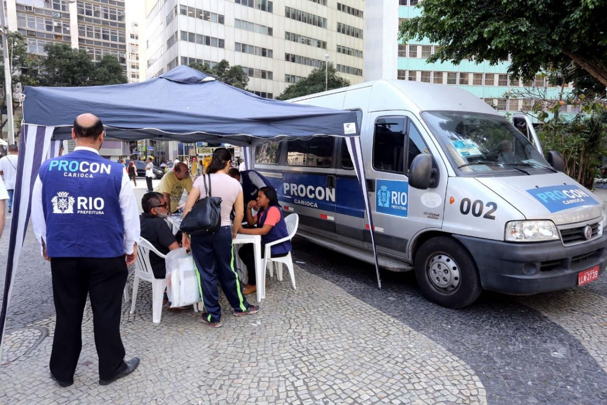 Agentes do Procon Carioca em atendimento
