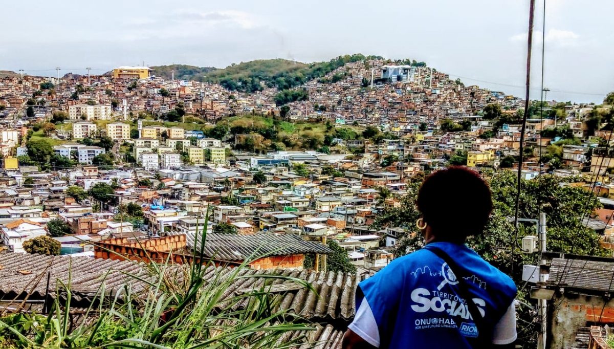 Agente observa o Complexo do Alemão