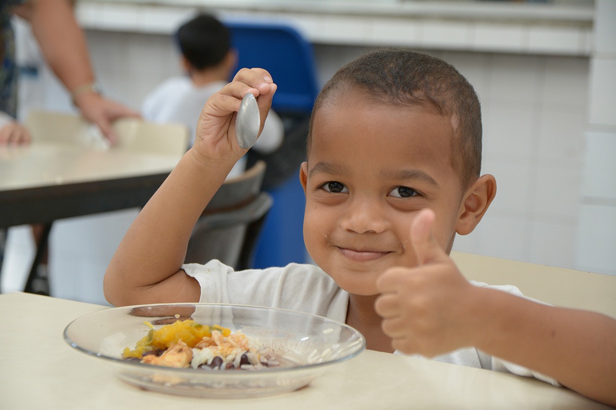 Aluno almoça em escola da rede municipal do Rio
