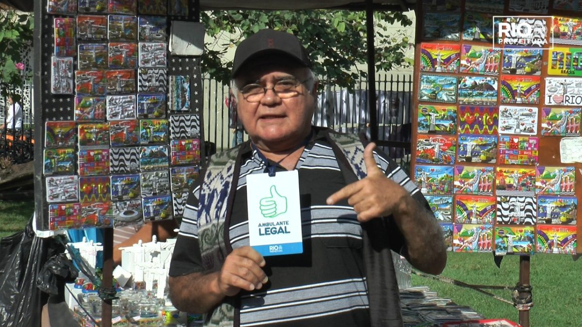 Regis Teixeira e seu crachá do Programa Ambulante Legal