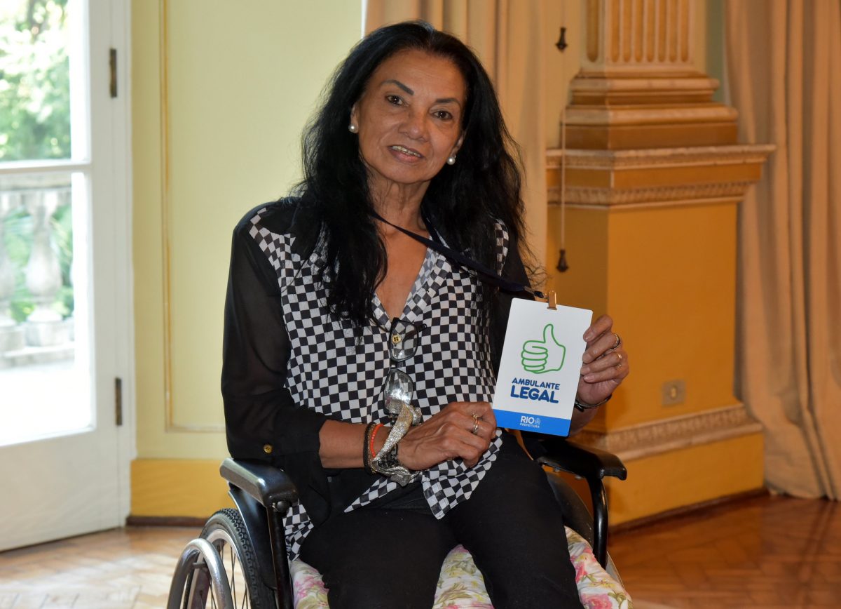 Avanir, que trabalha como vendedora na rua há 36 anos, exibe o crachá do programa Ambulante Legal. Foto: Richard Santos / Prefeitura do Rio