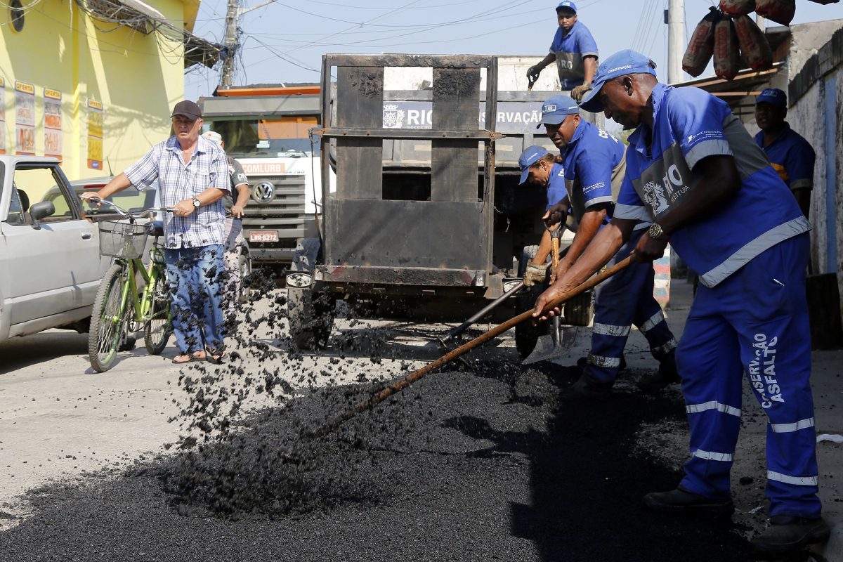 Na 3ª visita do Cuidar da Cidade a Inhoaíba, o asfalto merece atenção especial: melhorias para a população. Foto: Marcos de Paula / Prefeitura do Rio