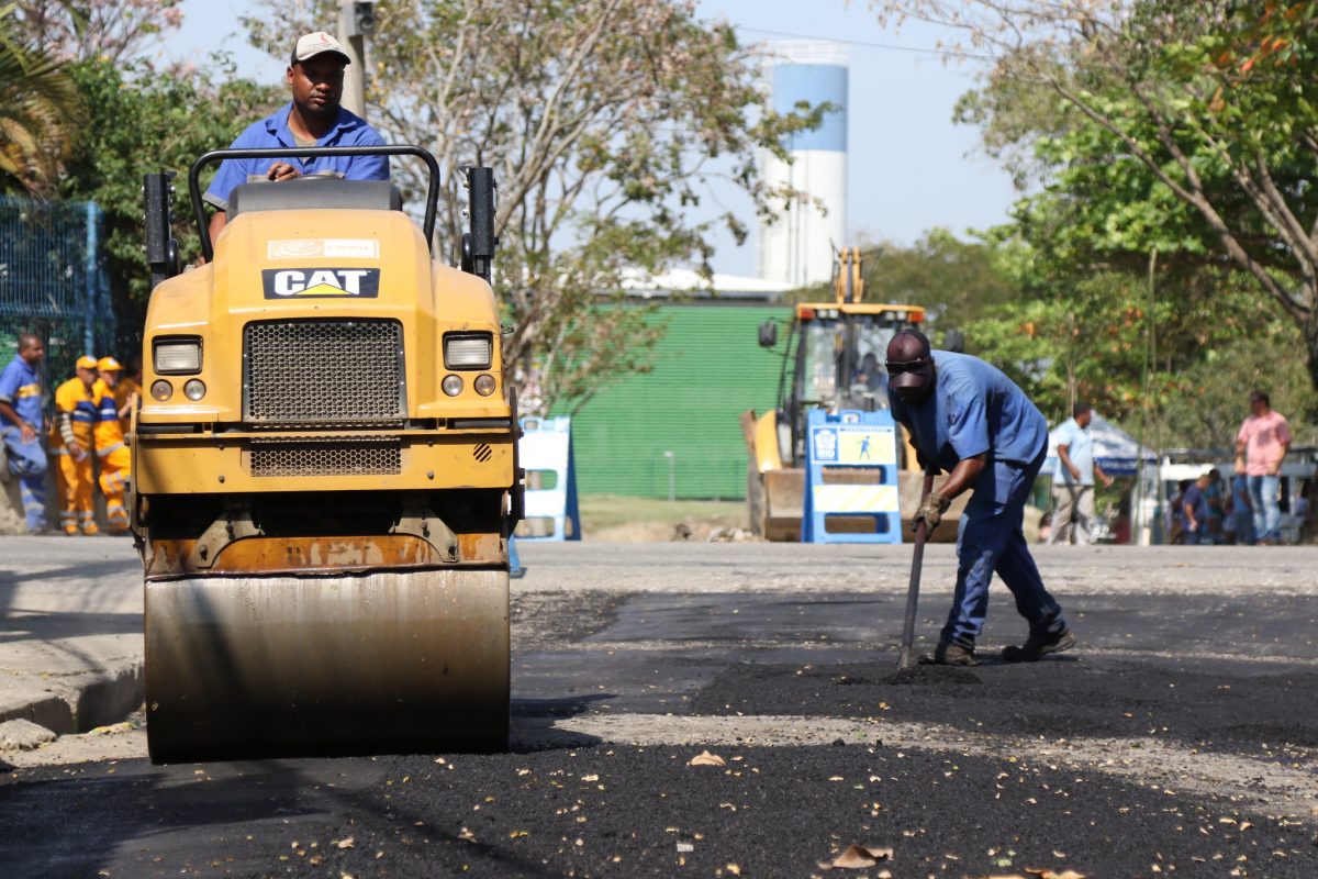 Cuidar da Cidade em Urucânia, Zona Oeste: mais de 80 ruas com ações de zeladoria. Foto: Hudson Pontes / Prefeitura do Rio