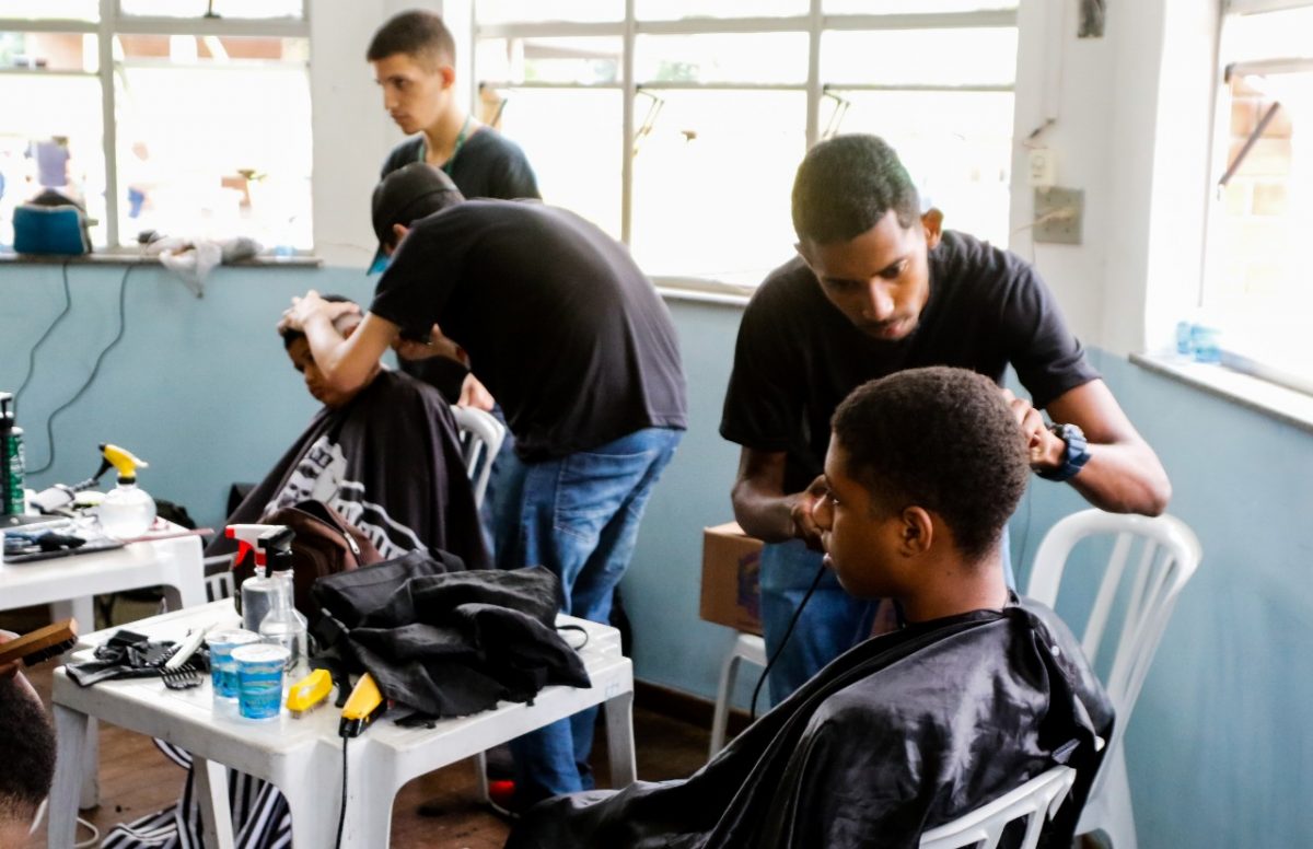 Cortes de cabelo grátis foram oferecidos na Vila Olímpica do Mato Alto na festa de 225 anos de Jacarepaguá. Foto: Marcelo Piu / Prefeitura do Rio