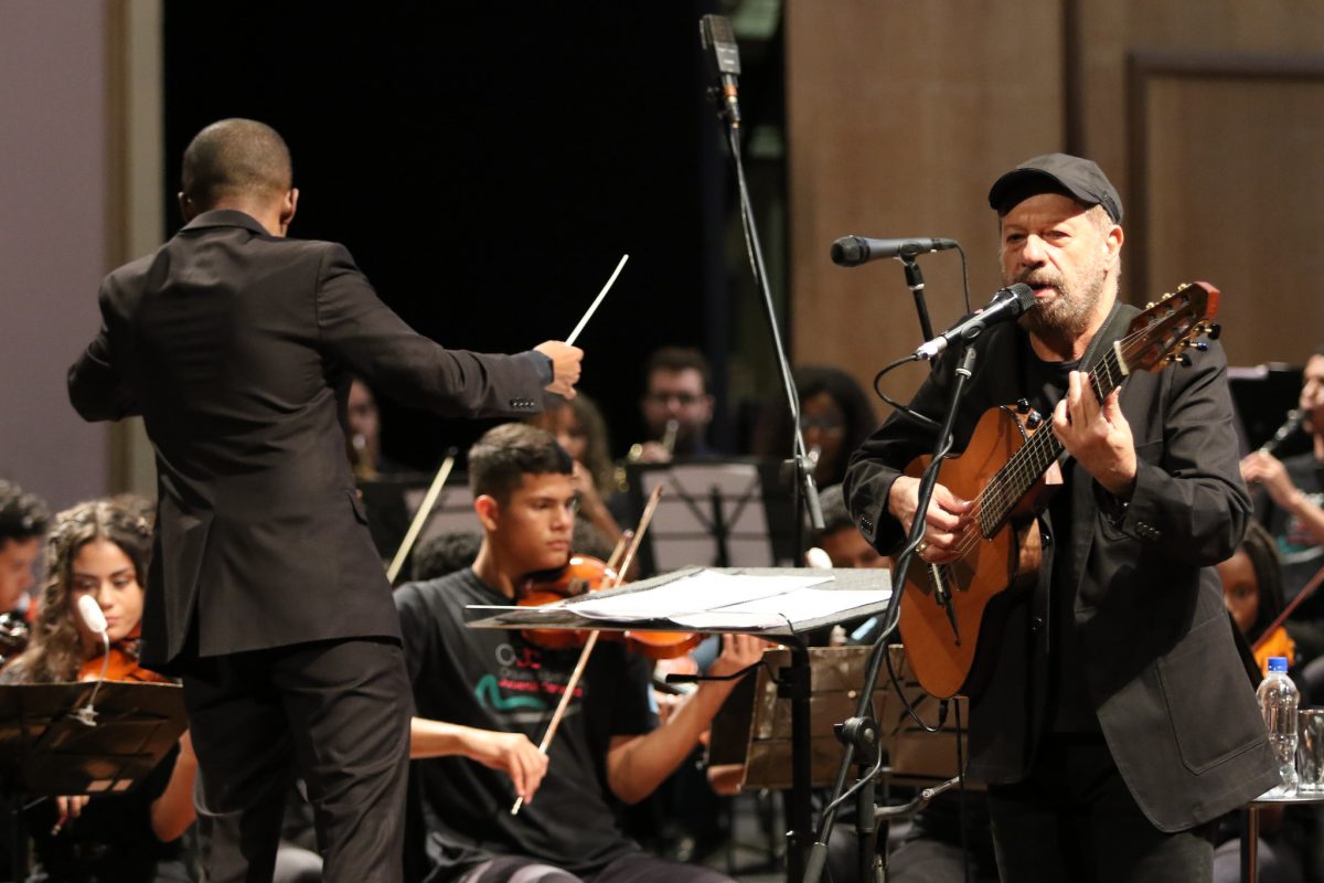 João Bosco se apresenta junto com a Orquestra Sinfônica Juvenil Carioca no Theatro Municipal: dois anos de um programa vencedor. Foto: Hudson Pontes / Prefeitura do Rio