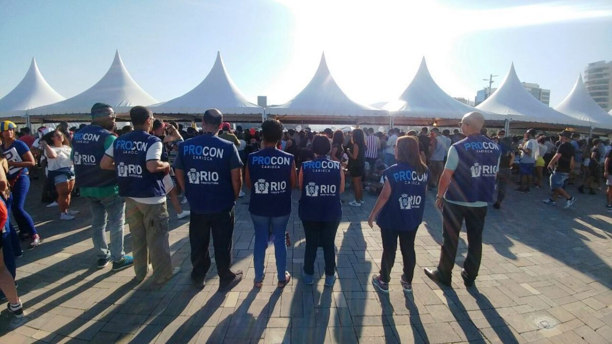 Fiscais do Procon Carioca na Cidade do Rock, durante edição anterior do Rock in Rio. Foto: divulgação