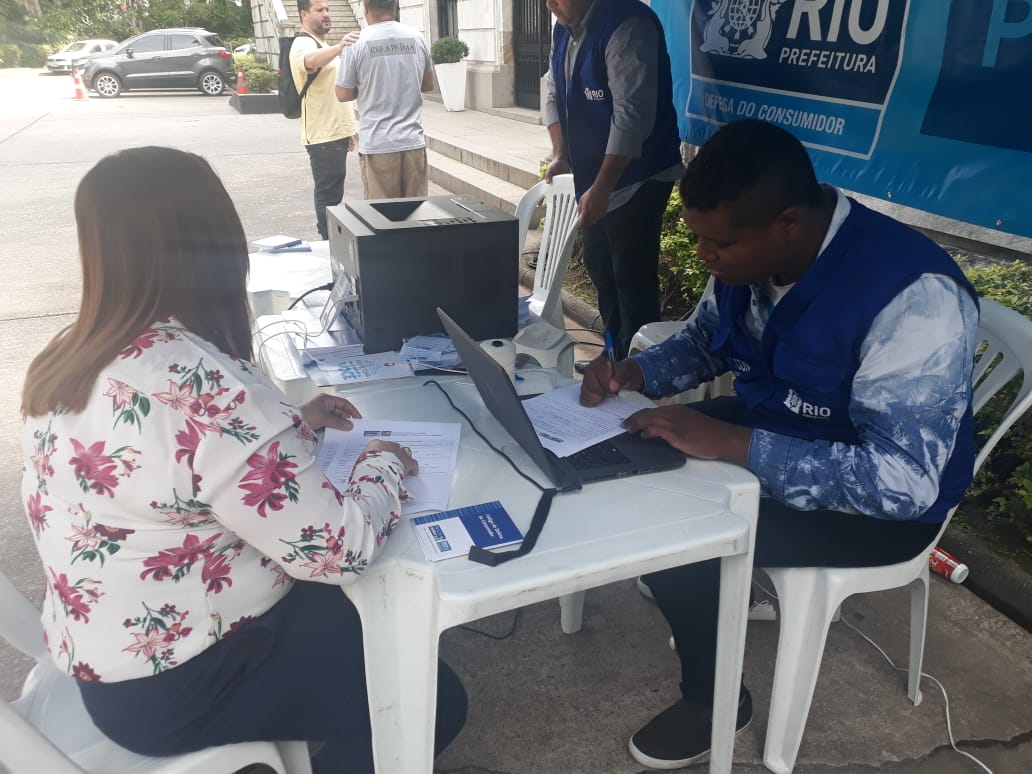 O Procon Carioca ajuda a tirar dúvidas de consumidores e a esclarecer questões com prestadores de serviços. Foto: divulgação