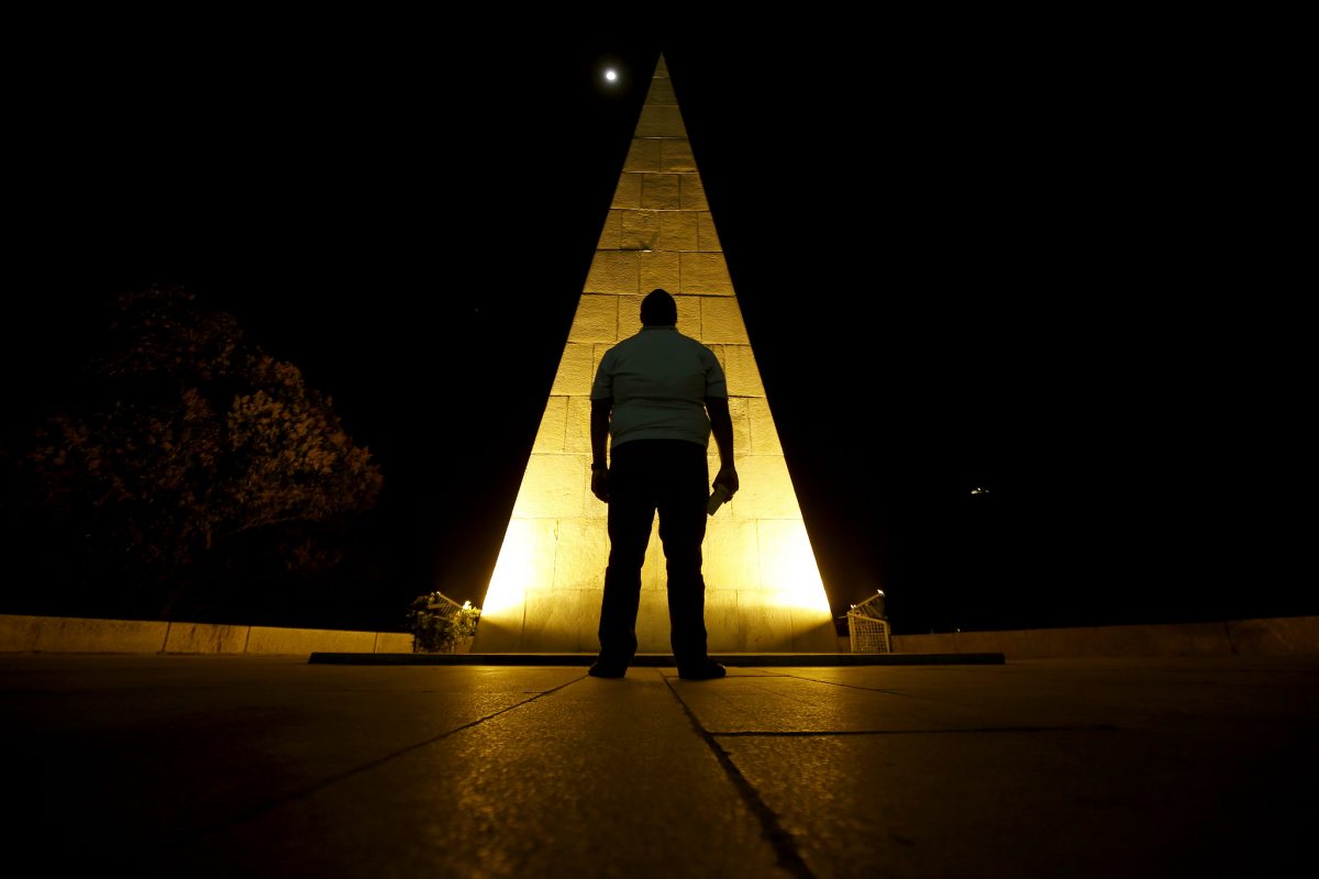 Monumento a Estácio de Sá, no Aterro, iluminado de amarelo em apoio à campanha Setembro Amarelo, de prevenção ao suicídio. Foto: Marcos de Paula / Prefeitura do Rio