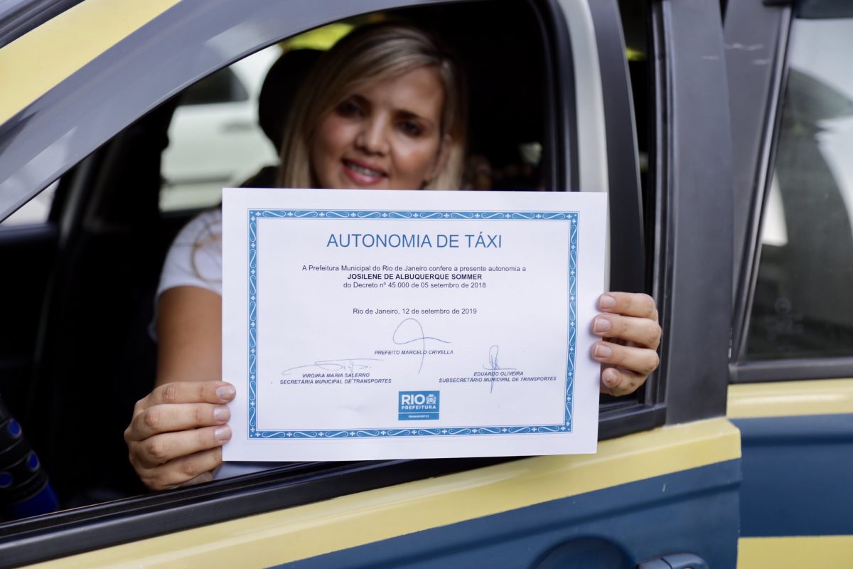 Josilene, taxista há oito anos, exibe o certificado de sua autonomia: homenagem ao marido, falecido há quatro anos. Foto: Edvaldo Reis / Prefeitura do Rio