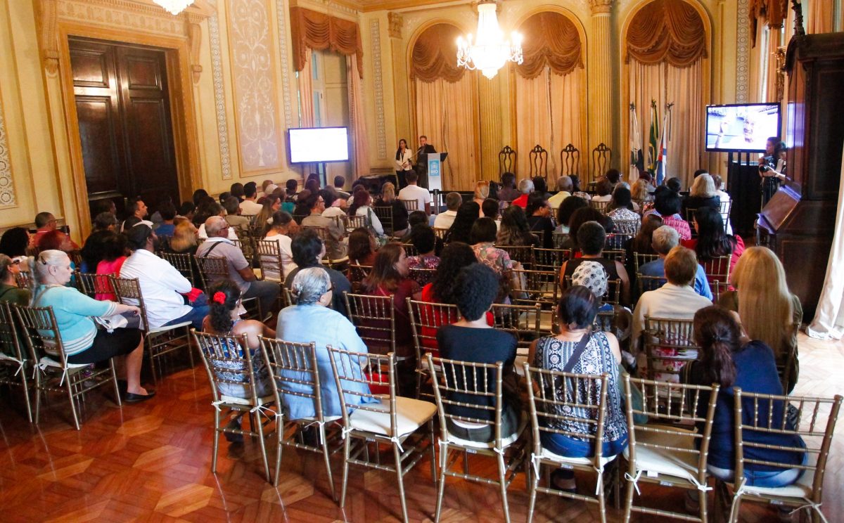 A cerimônia de entrega dos crachás do programa Ambulante Legal, no Palácio da Cidade