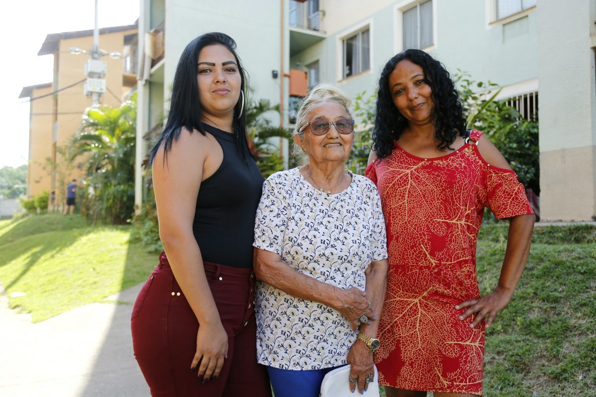 Anatilde Juvenal de Sousa, de 83 anos, com a filha e a neta