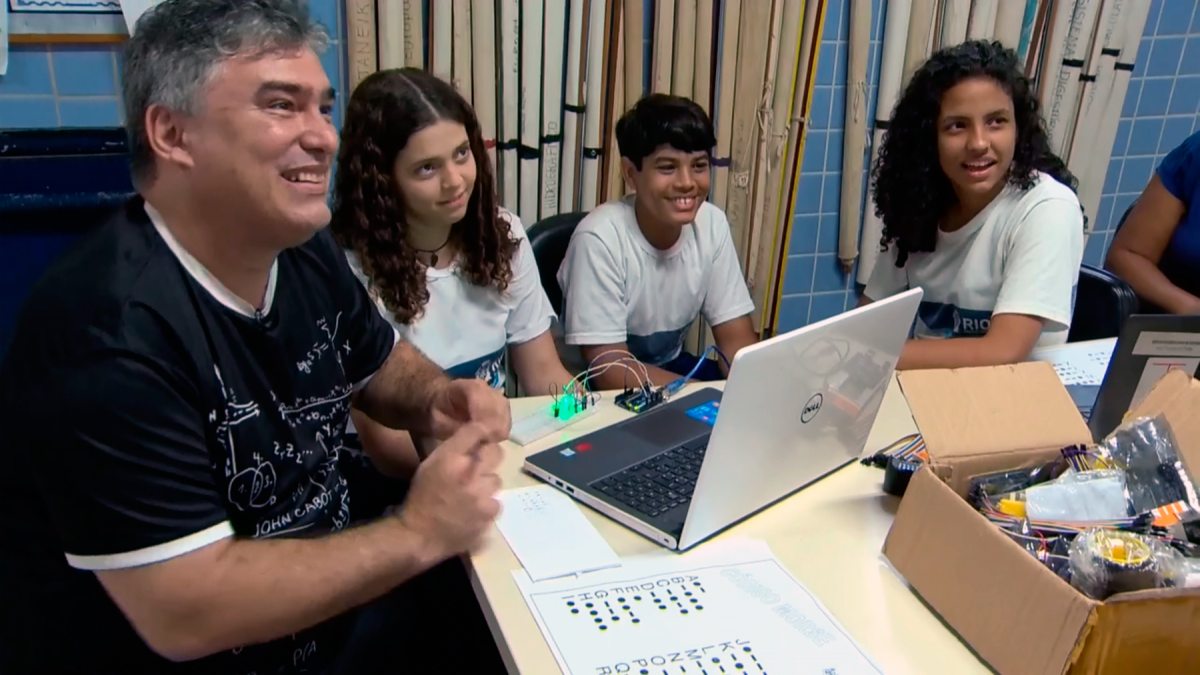 Professor do Rio inspira alunos, que somam 630 prêmios em competições de matemática