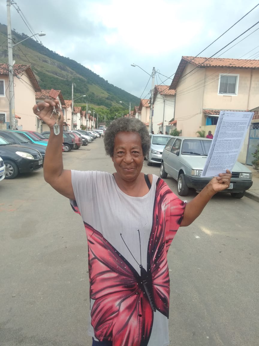 Sônia exibe a chave do apartamento e o Registro Geral de Imóveis (RGI), garantia da propriedade: vida transformada. Foto: Leonardo Cantalice / Prefeitura do Rio