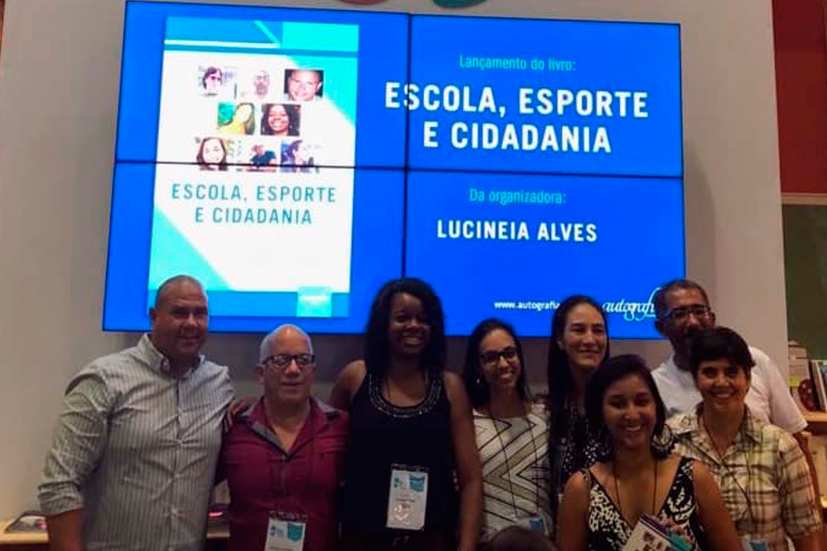Professora da escola municipal Juan Antonio Samaranch lança livro “Escola, Esporte e Cidadania”