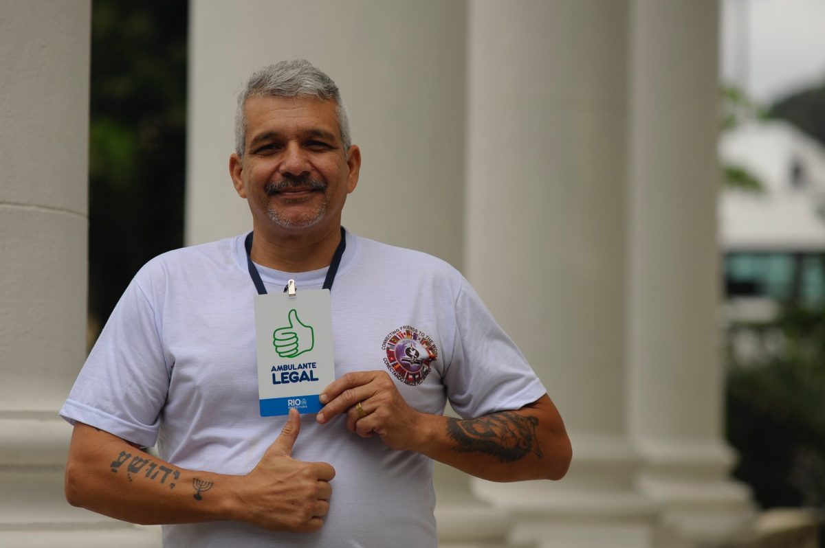 Ambulante há 34 anos, Márcio Poppe de Souza conta que a legalização aumenta a renda da família, porque agora ele pode trabalhar direto, sem fugir da fiscalização. Foto: Marco Antônio Rezende / Prefeitura do Rio