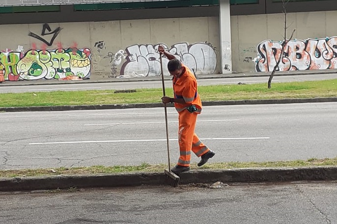 Gari da Comlurb trabalha nas imediações do Maracanã: esquema especial de limpeza devido ao jogo Flamengo x Grêmio. Foto: divulgação / Comlurb