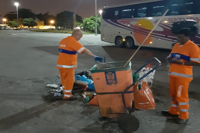 Comlurb trabalhou pesado na limpeza urbana do entorno do Maracanã antes, durante e depois de Flamengo x Grêmio, pela Libertadores. Foto: divulgação