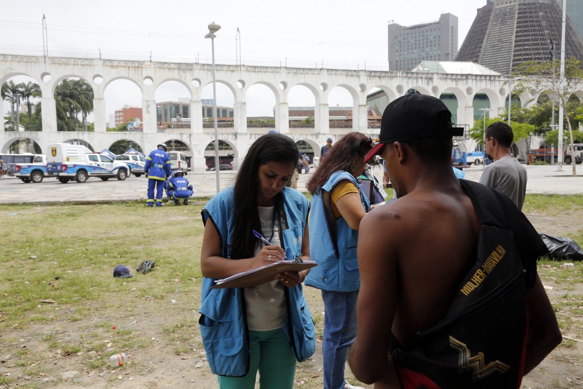 Força-tarefa de ordem pública na região da Lapa: técnica faz abordagem de pessoa em situação de rua. Foto: Marcos de Paula / Prefeitura do Rio