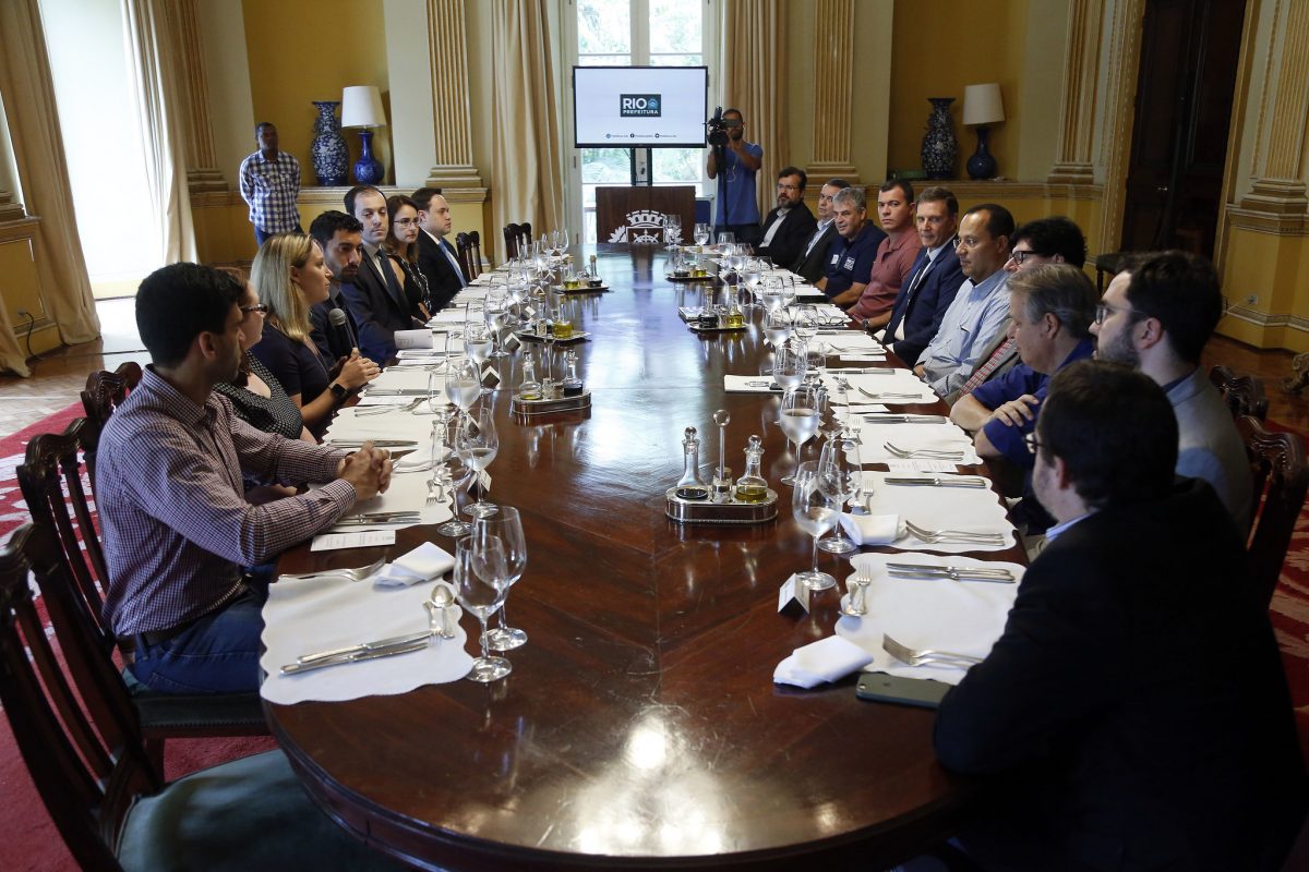 No Palácio da Cidade, o prefeito Marcelo Crivella, cientistas da Nasa, representantes do Consulado Geral dos EUA no Rio e da Prefeitura almoçam para estreitar parceria. Foto: Marcos de Paula / Prefeitura do Rio