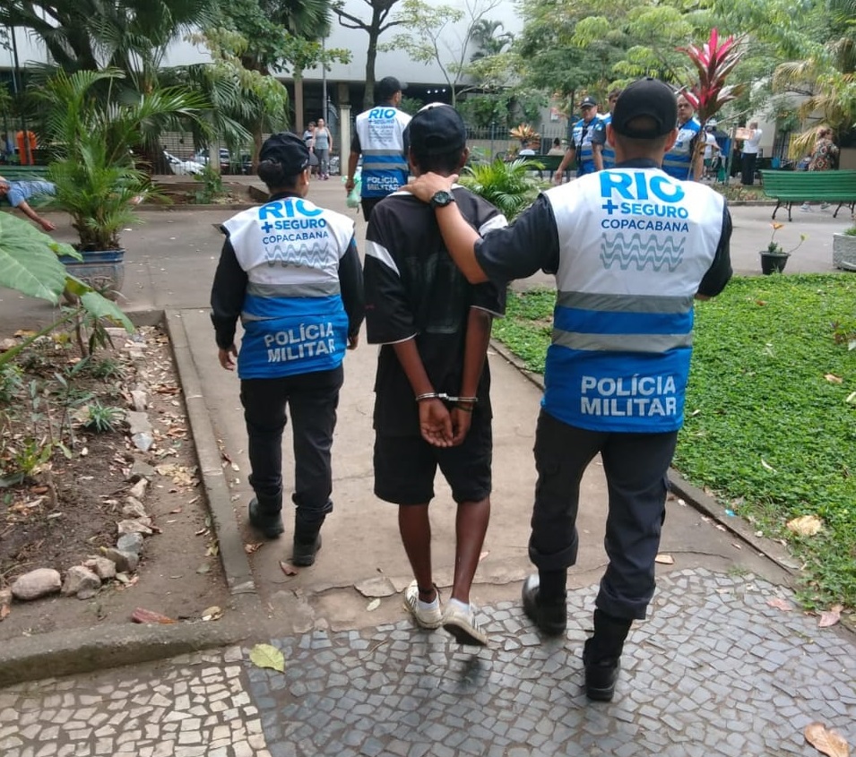 Homem é conduzido para a delegacia depois de detido por agentes do Rio+Seguro: mais um foragido reencaminhado à Justiça pelo programa. Foto: divulgação