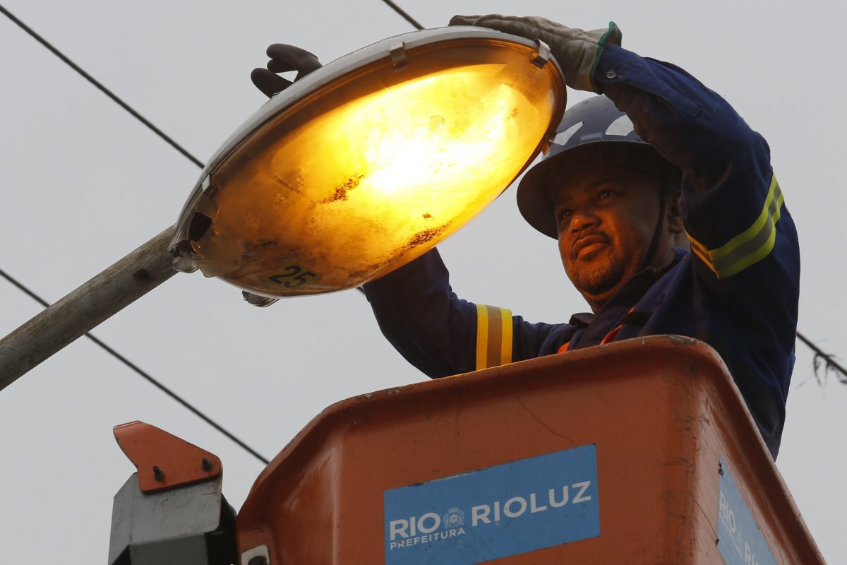 Na comunidade Rollas 1, Rioluz marca presença levando melhoria na iluminação pública. Foto: Marcos de Paula / Prefeitura do Rio