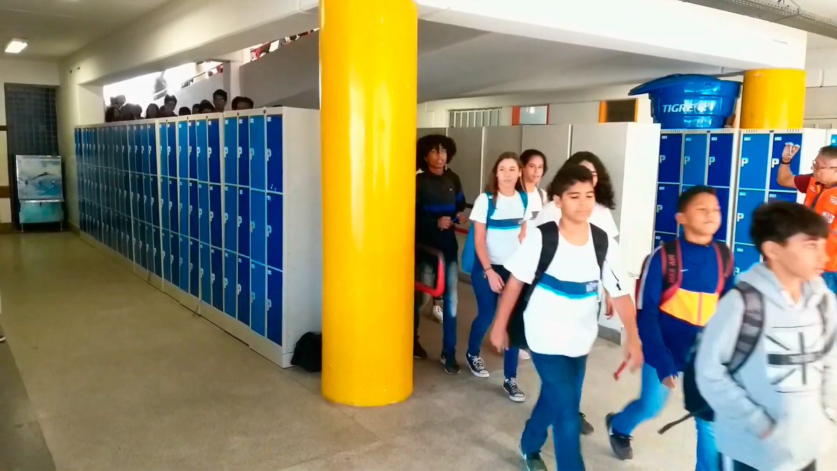 Secretaria Municipal de Educação leva treinamento de prevenção, escape e combate a incêndio a escola