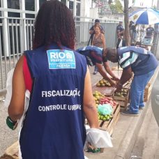 Equipe da prefeitura apreendeu mercadorias irregulares em Vicente de Carvalho. Foto: Divulgação / Seop