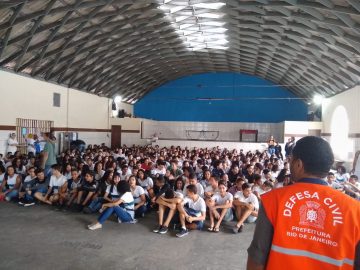 Técnicos da Defesa Civil deram instruções aos alunos. Foto: Divulgação/Seop