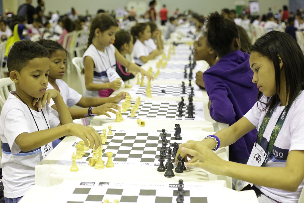 Tricampeão brasileiro de xadrez participa de jogo simultâneo com alunos,  pais e educadores em Porto Alegre