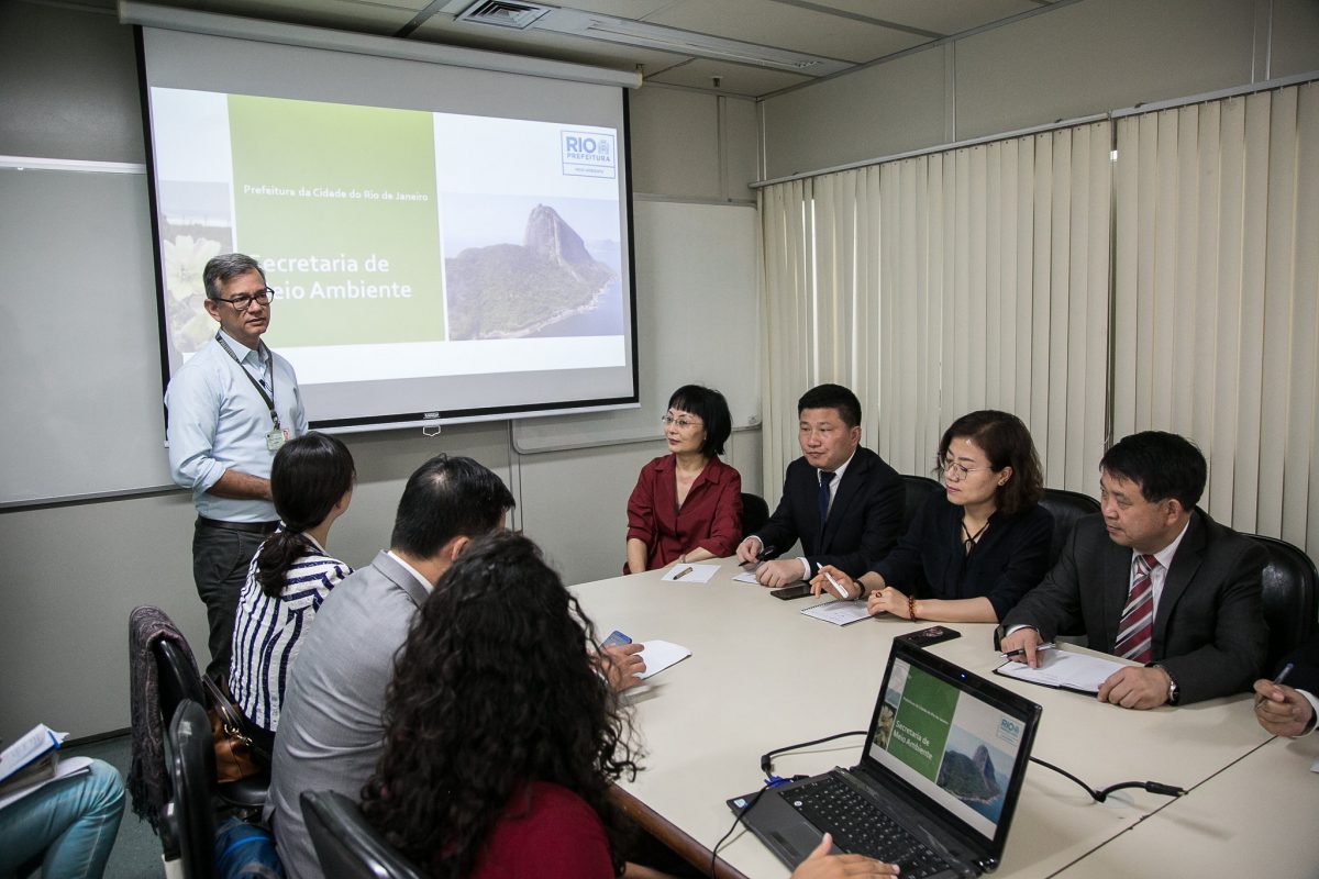 Na sede da Secretaria Municipal de Meio Ambiente, chineses conhecem projetos da pasta e aprendem sobre política ambiental da cidade. Foto: Hermes de Paula / Prefeitura do Rio