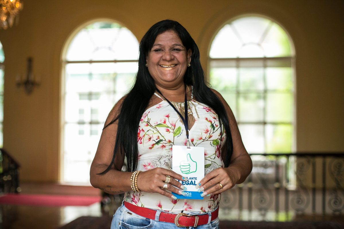 Adriana exibe o crachá de Ambulante Legal: "Eu me sinto privilegiada", diz a vendedora, com 30 anos de experiência. Foto: Hermes de Paula / Prefeitura do Rio