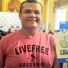 Jailson José da Silva Souza, de 40 anos,disse que o crachá vai facilitar sua vida. "Fim de burocracias"/ Foto: Francisco Edson Alves