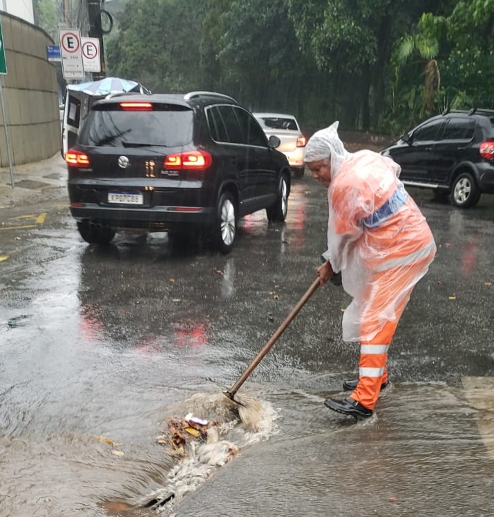 Comlurb em ação para reduzir impactos da chuva forte desta segunda, 11 de novembro. Foto: divulgação
