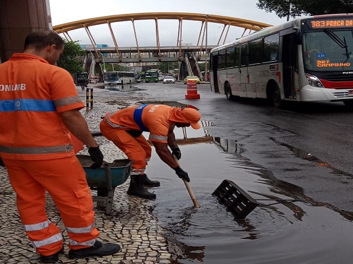 Equipe da Comlurb desentope bueiro na Cidade Nova. Foto: divulgação