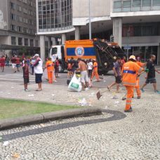 Garis da Comlurb trabalham na limpeza do Centro durante comemoração do Flamengo. Foto: divulgação