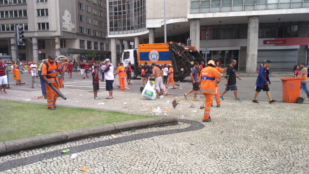 Garis da Comlurb trabalham na limpeza do Centro durante comemoração do Flamengo. Foto: divulgação
