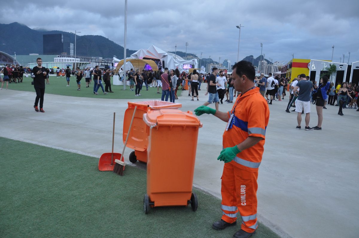 Gari atua na limpeza da Cidade do Rock, durante o Rock In Rio 2019: Comlurb foi contratada para fazer o serviço. Foto: Nelson Duarte / Prefeitura do Rio