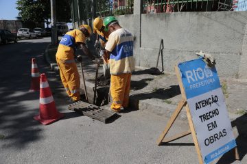 Cuidar da Cidade na Praia da Bandeira, Ilha do Governador: limpeza de bueiros também na pauta de melhorias. Foto: Marcos de Paula / Prefeitura do Rio