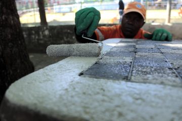 Cuidar da Cidade na Praia da Bandeira, Ilha do Governador: pintura da mesa de jogos da área de lazer. Foto: Marcos de Paula / Prefeitura do Rio