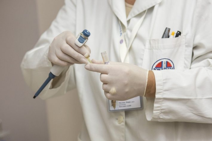 Farmacêutico tem vaga de emprego por intermédio da SMDEI. Foto: cff.org.br