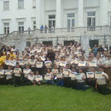 Alunos da primeira turma formada pelo projeto Guarda Mirim fazem pose nos jardins do Palácio da Cidade. Foto: Leonardo Cantalice / Prefeitura do Rio de Janeiro