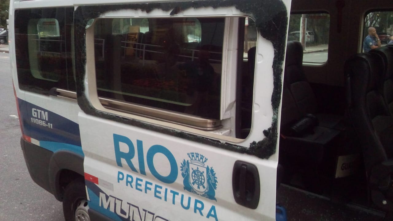 Viatura da Guarda Municipal com vidros quebrados após pedradas de torcedores na comemoração do Flamengo. Foto: divulgação