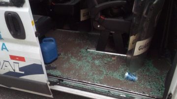Viatura da Guarda Municipal com vidros quebrados após pedradas de torcedores na comemoração do Flamengo. Foto: divulgação