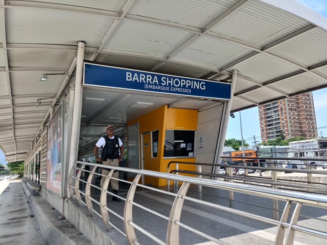 Guarda municipal na estação Barra Shopping do BRT, onde houve detenção de um foragido da Justiça após calote. Foto: divulgação