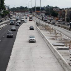 Para viabilizar o lançamento de vigas para construção da nova pista lateral será necessário interditar totalmente a Av. Brasil, no sentido Centro, também no trecho entre a Passarela 28 (Fazenda Botafogo) e as proximidades do Rio Acari.