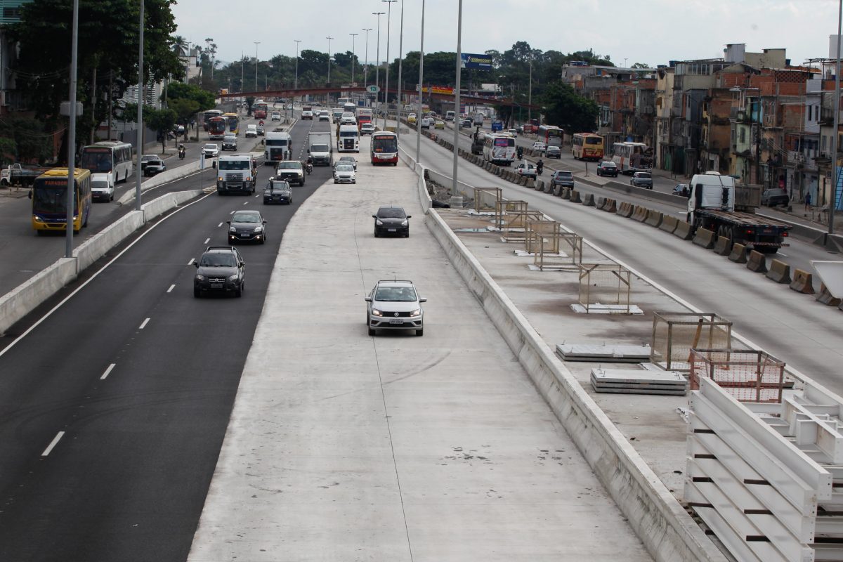 Para viabilizar o lançamento de vigas para construção da nova pista lateral será necessário interditar totalmente a Av. Brasil, no sentido Centro, também no trecho entre a Passarela 28 (Fazenda Botafogo) e as proximidades do Rio Acari.