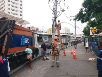 Agentes cortaram ligações clandestinas de energia elétrica durante a operação. Foto: Divulgação/Seop