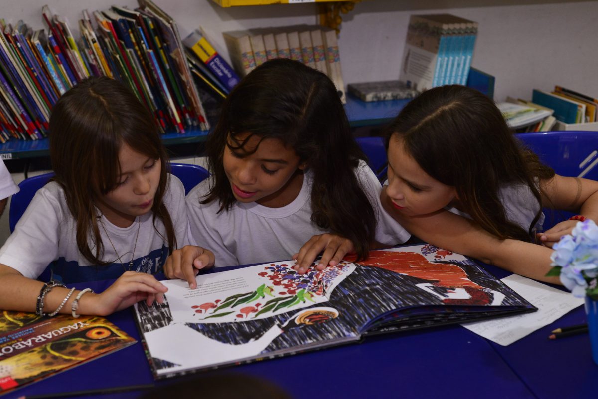 Livros encantam todas as gerações. Foto: divulgação / Prefeitura do Rio
